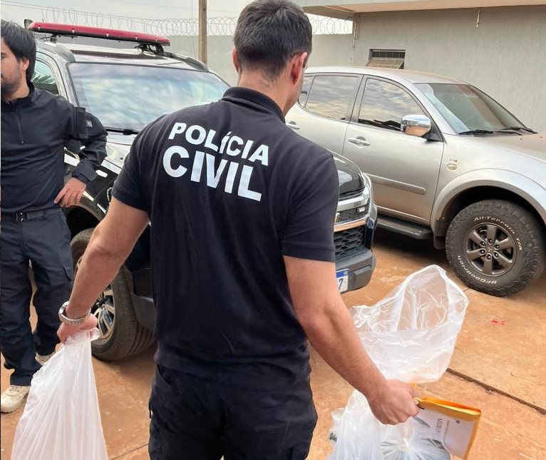 Foram apreendidos equipamentos para extração dos equipamentos (luvas, ferramentas), celulares, notebooks, veículo, cartões de crédito, e caderno com contabilidade da organização criminosa - Foto: Polícia Civil/Divulgação